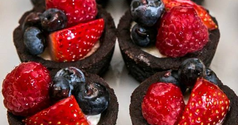 Bite-sized brownies with berries