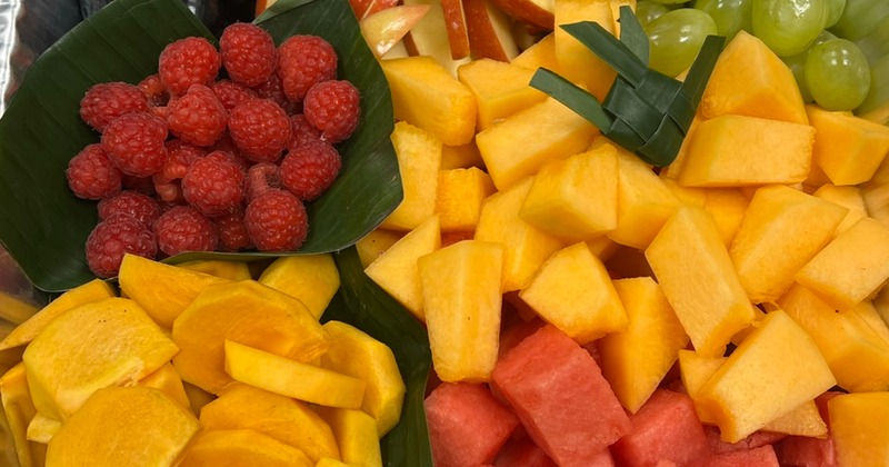 Fresh fruit catering plate