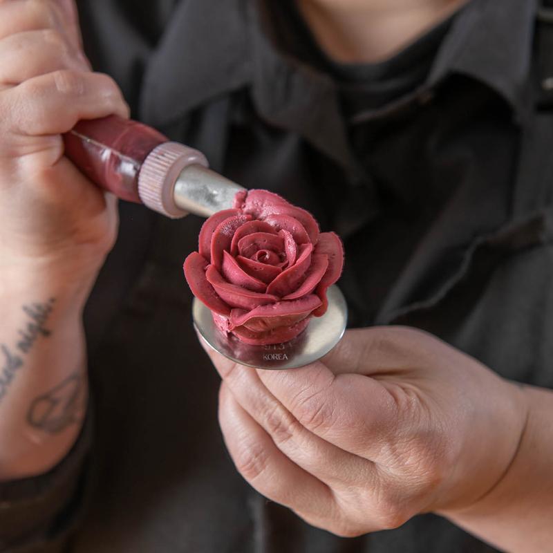 Making a gum paste rose for cake decoration