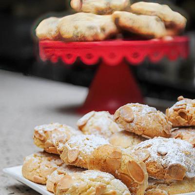 Italian almond biscuits