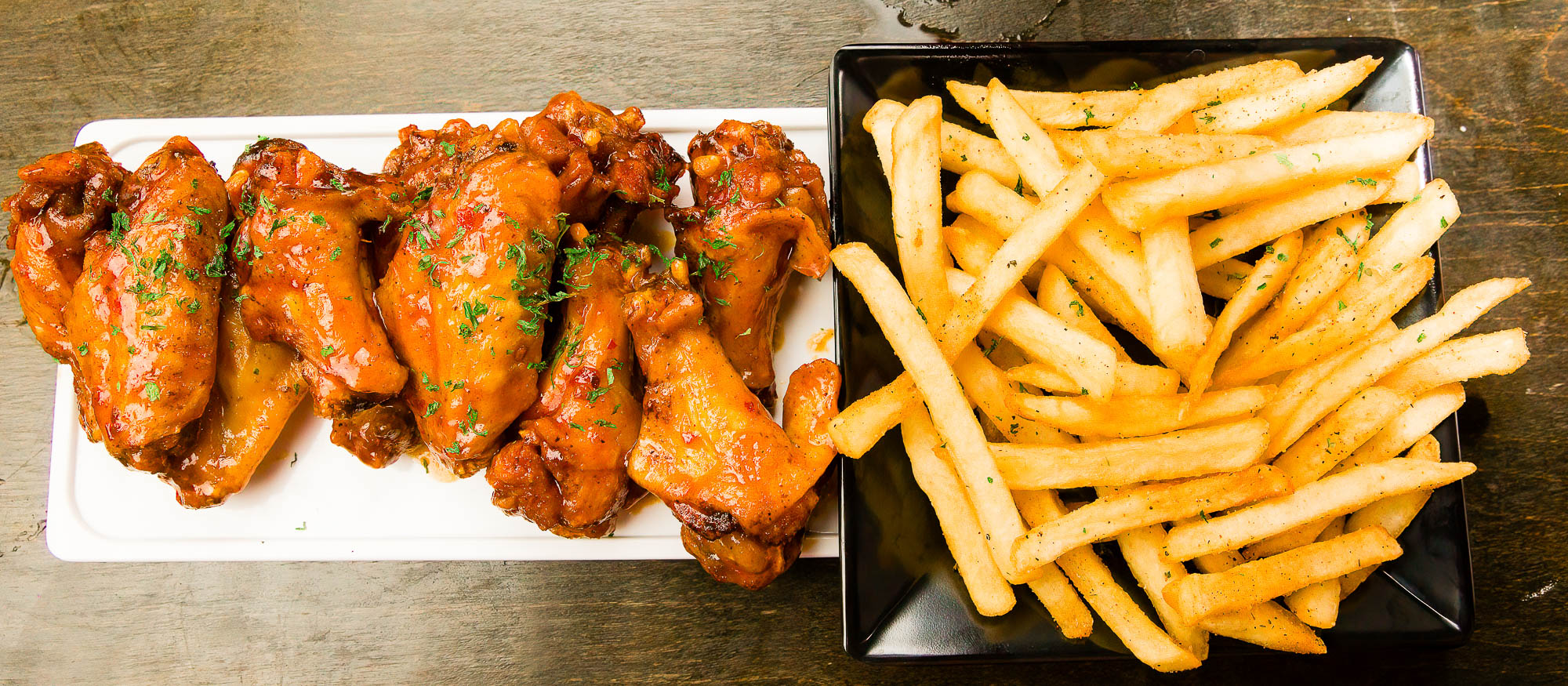 Chicken in-bone wings with fries