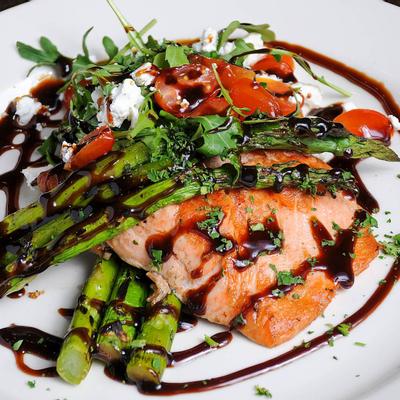 Smoked salmon with asparagus and balsamic glaze