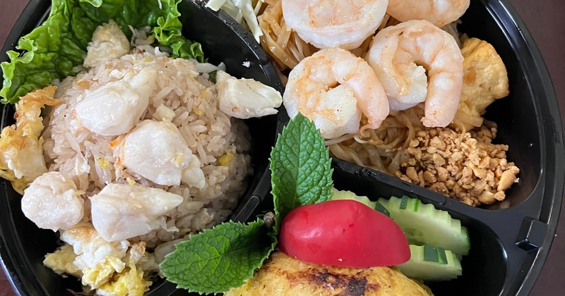 Stir fried rice with shrimp, noodles and vegetables