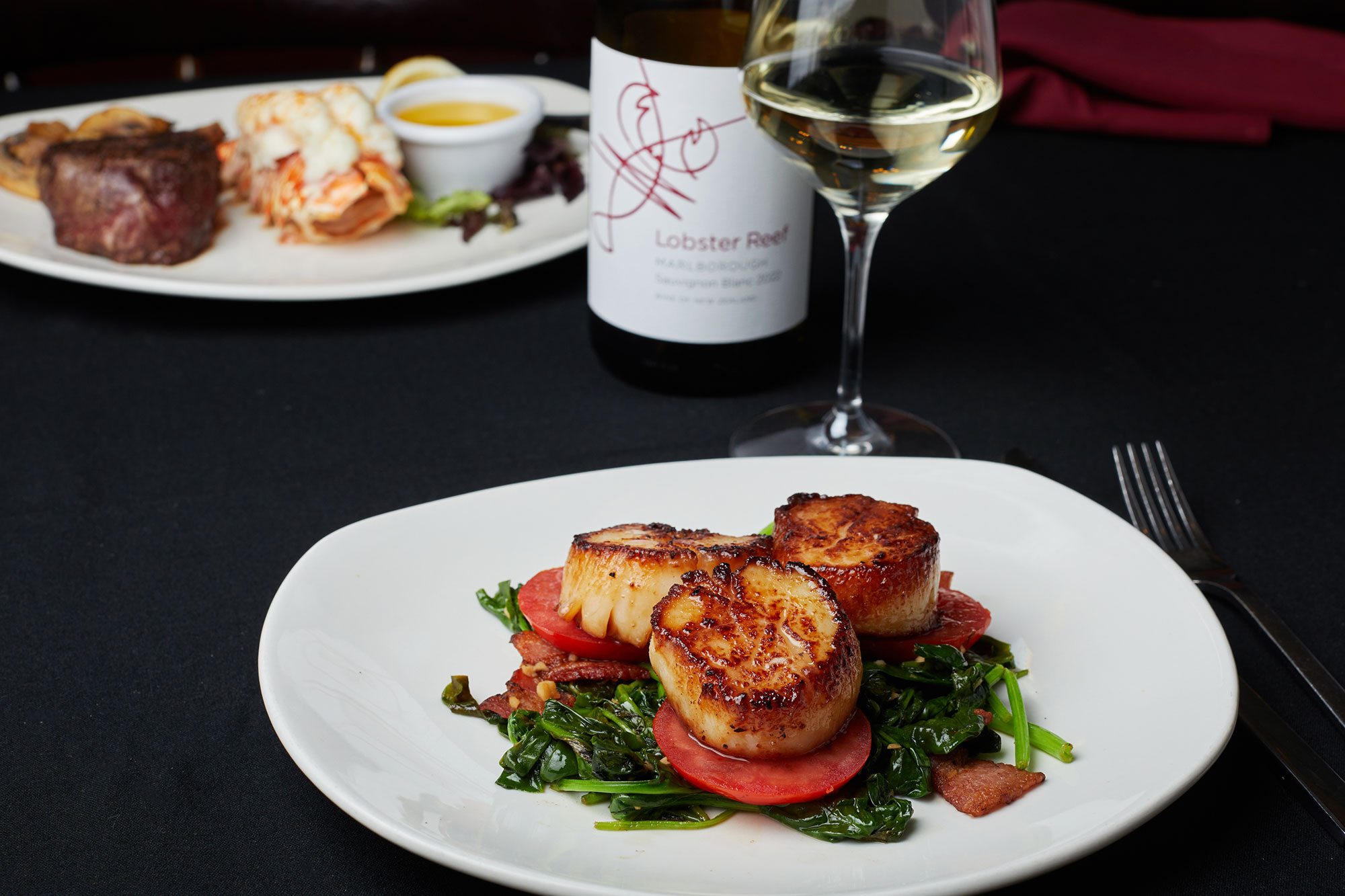 Seared scallops, with tomato and spinach