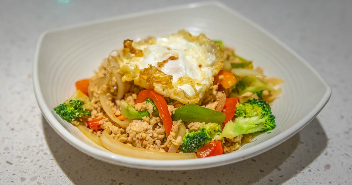 Minced meat with bell peppers, onion, basil, broccoli, and fried egg