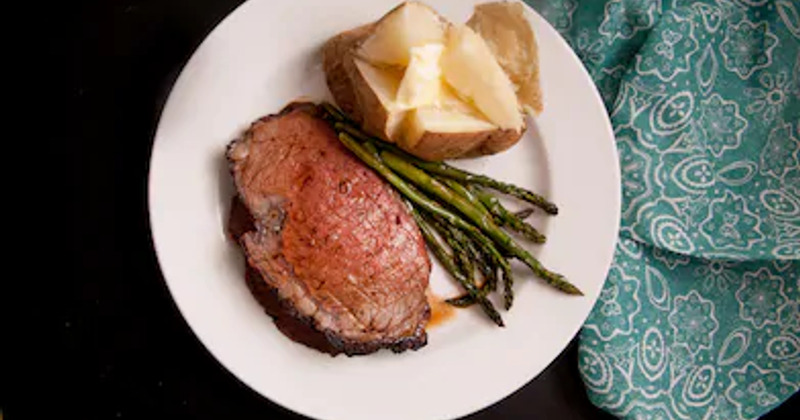 Steak, asparagus and potatoe