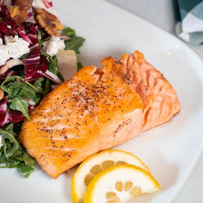 Seared salmon served together with radicchio and arugula salad with goat cheese and walnuts.