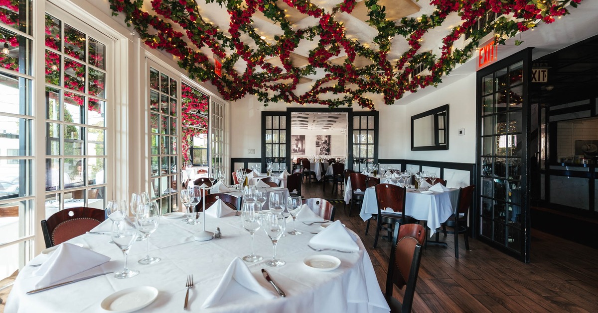 Dining area, floral decorations on the ceiling