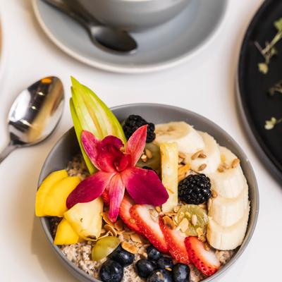 Granola bowl with yoghurt and fruit.