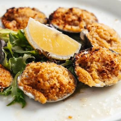 Whole clams with seasoned bread crumbs.