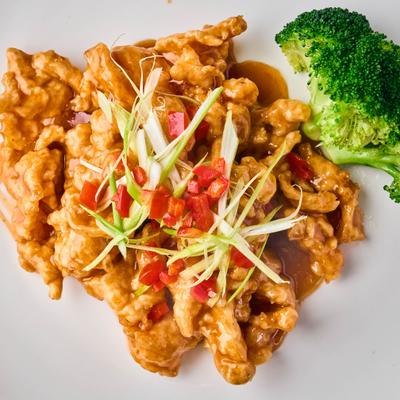 Crispy chicken topped with peppers and broccoli.