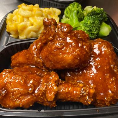 Honey BBQ chicken, broccoli and mac and chees.