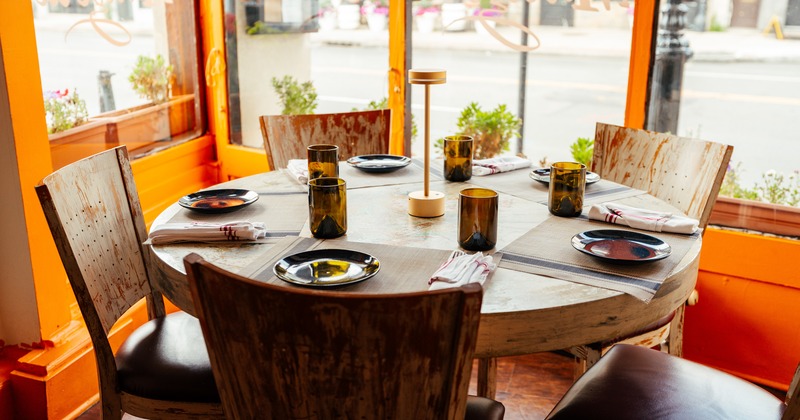 Round diner table, chairs