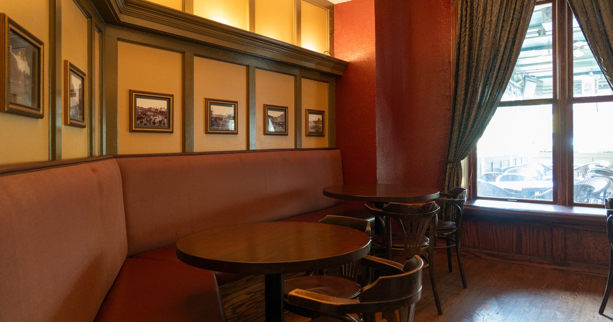 Round table, armchairs