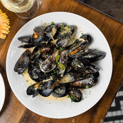 Cozze en Bianco, top view, mussels.