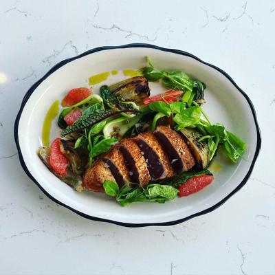 Tuna served with greens, green pepper and grapefruit