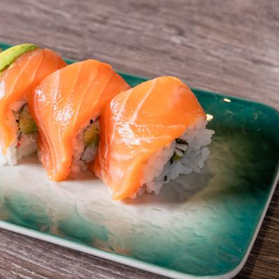 Sushi rolls topped with salmon.