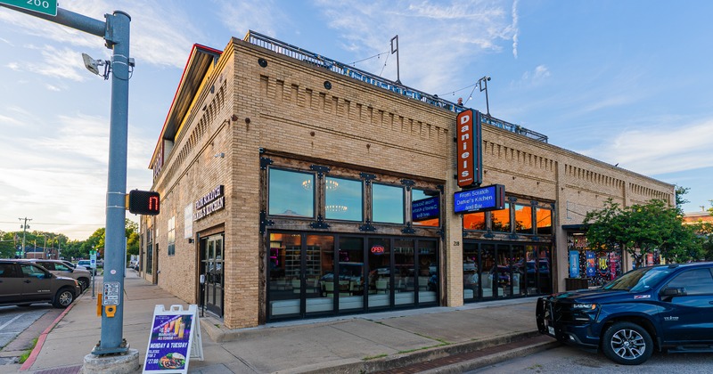 Angle view to front of restaurant, entrance