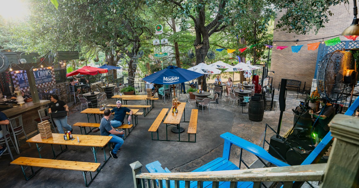 Exterior seating space