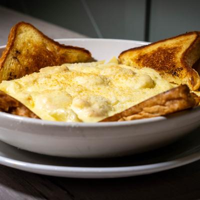 Creamy pasta served with toasted bread slices.
