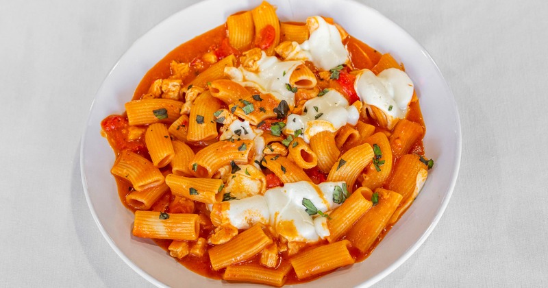 Rigatoni Fresca with chicken and fres mozzarella in creamy tomato sauce