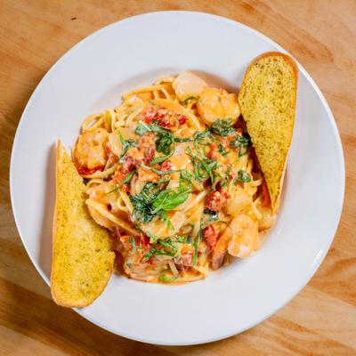 Spaghetti with shrimp and scallops, served with toasted bread.