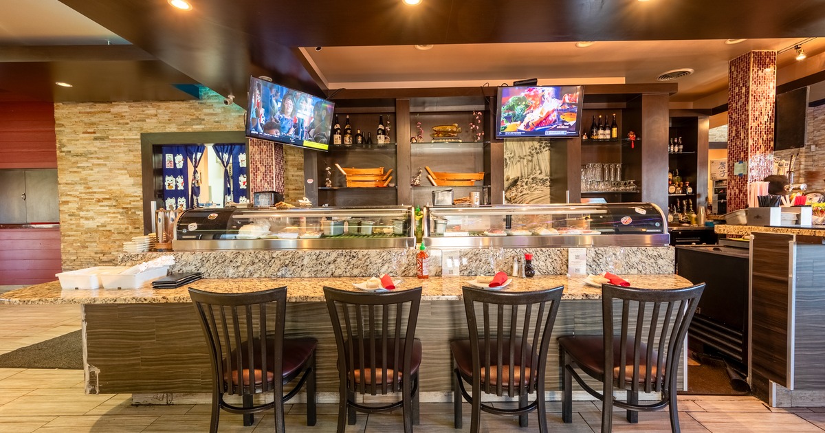 Food counter, preparation diner table, chairs, screens behind