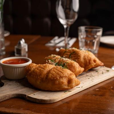 Fried pastry filled with mozzarella served with garlic mayo.