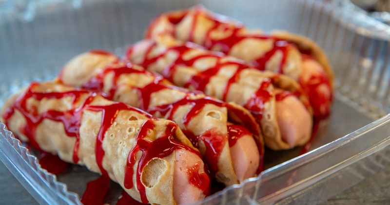 Cannolis with chocolate drizzle