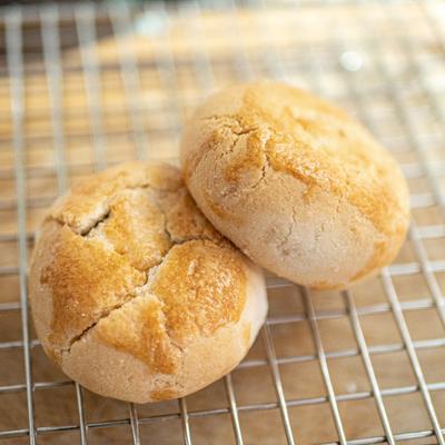 Maui Manjookie cookies on a wire rack.