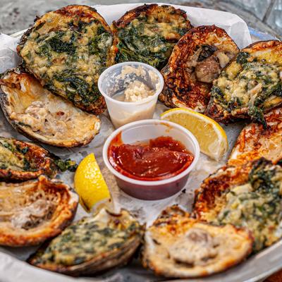 Clams with spices, two dips in the middle