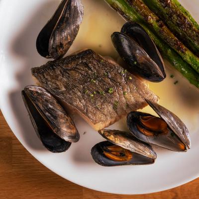 Fish and mussels with asparagus.