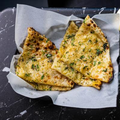 Leavened white bread stuffed with cheese and garlic.