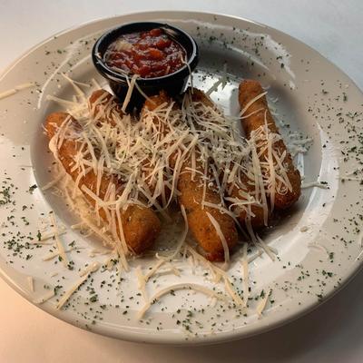 Nuggets, cheese and red dip