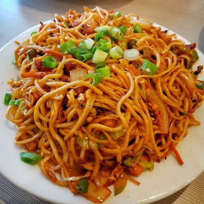 Stir-fried noodles with vegetables and scallions.