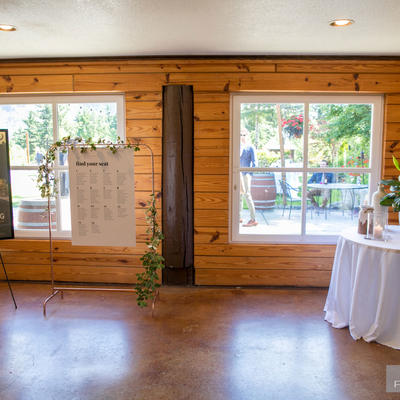 Two large windows of the restaurant with view on the garden