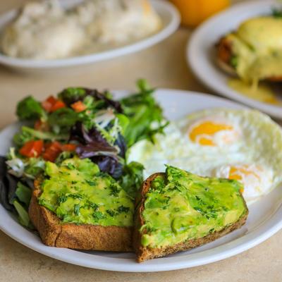 Avocado toast and a fried egg