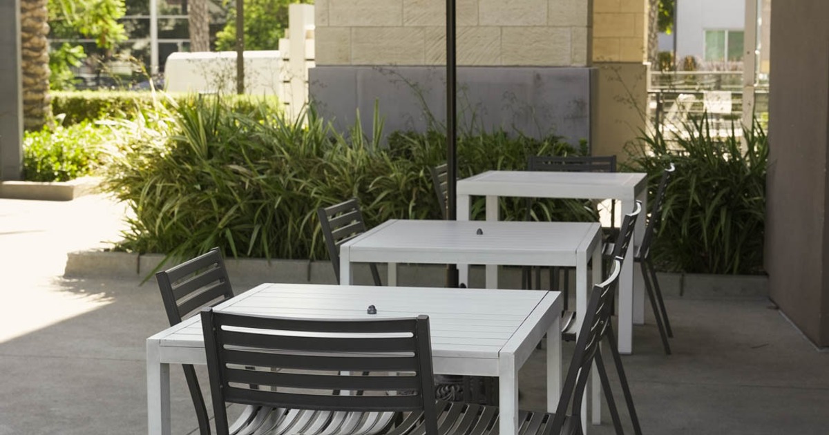 Exterior, table ready for guests