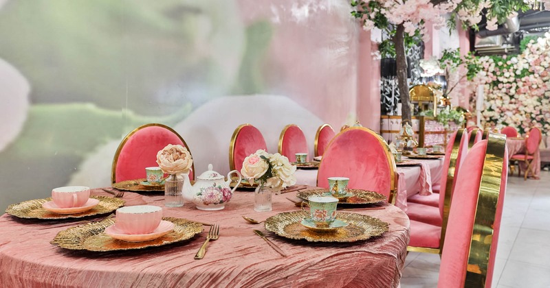 Interior, set table ready to receive guests