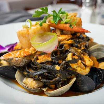 Mixed seafood plate, in sauce