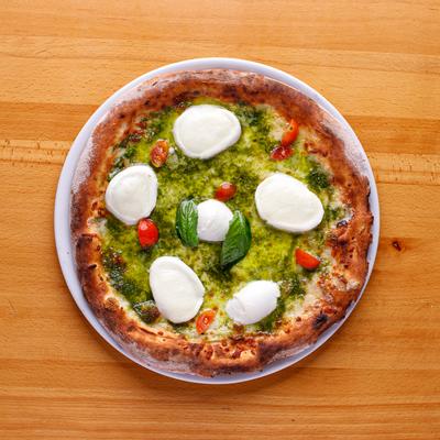 Bufala & Pesto pizza