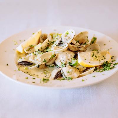 Steamed clams in garlic, shallots, cream, and white wine.