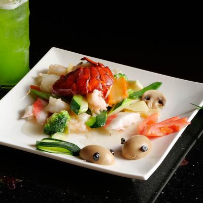 Lobster, scallops,and shrimp, sauteed with mixed veggies and white sauce.