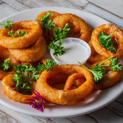 Onion rings with parsley and dipping sauce.