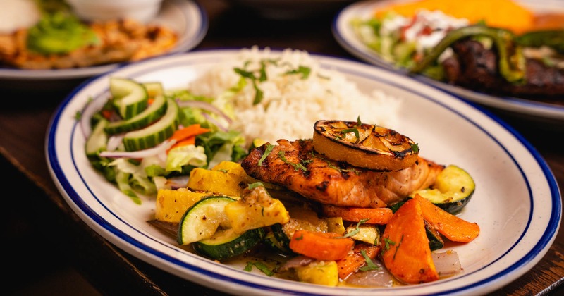 Grilled salmon with white rice and vegetables