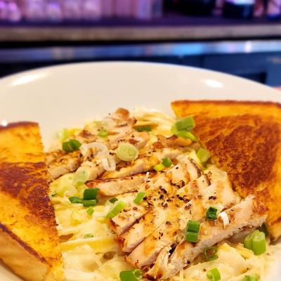 Fettuccine chicken with toast.