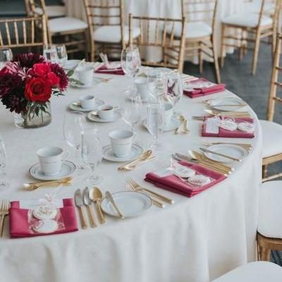 Table decorations, round table ready for guests