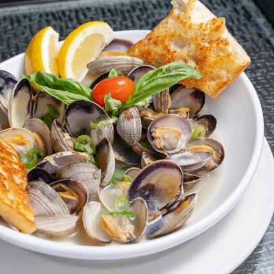 Steamed clams, served with garlic bread.