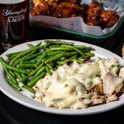 Chicken in cramy sauce with green beans.