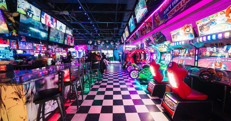 Bar area, game machines near the bar